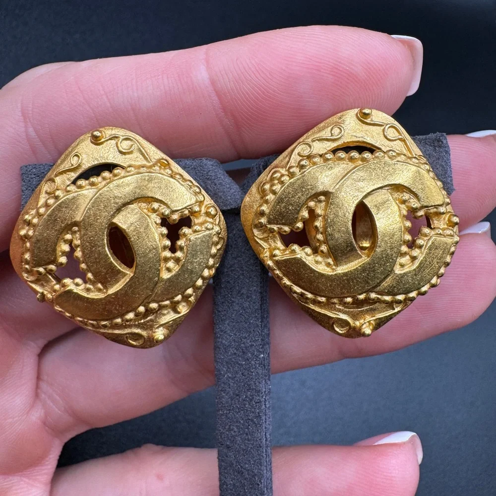 LOT 1413 24K gold plated CHANEL vintage clip on earrings